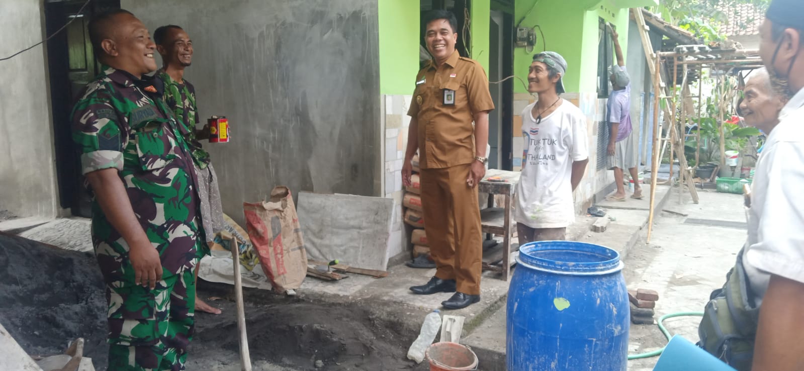 Peran serta TNI dalam renovasi RTLH lewat program TMMD di Kelurahan Rejowinangun